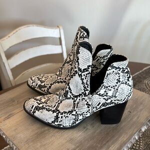 Booties faux snake black white gray sz 8.5